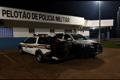 Viaturas da Polícia Militar e DEMUTRAN em operação de apreensão de motocicleta em Nova Alvorada do Sul.
