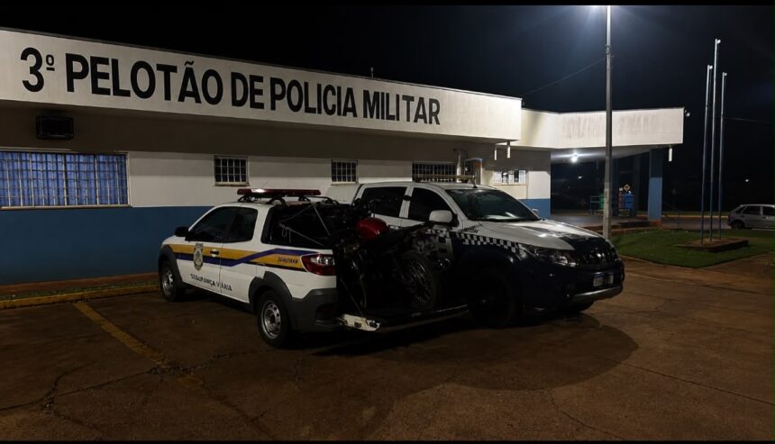 Viaturas da Polícia Militar e DEMUTRAN em operação de apreensão de motocicleta em Nova Alvorada do Sul.