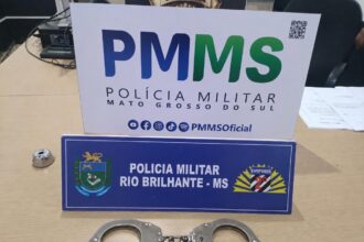 Viaturas da Polícia Militar de Rio Brilhante em operação, simbolizando o patrulhamento ostensivo e o cumprimento de mandados judiciais no município.