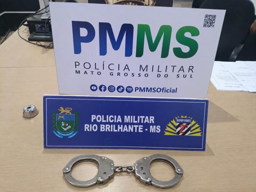 Viaturas da Polícia Militar de Rio Brilhante em operação, simbolizando o patrulhamento ostensivo e o cumprimento de mandados judiciais no município.