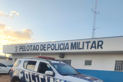 Policiais militares em frente a uma viatura, simbolizando a ação de cumprimento de mandado de prisão em Nova Alvorada do Sul.