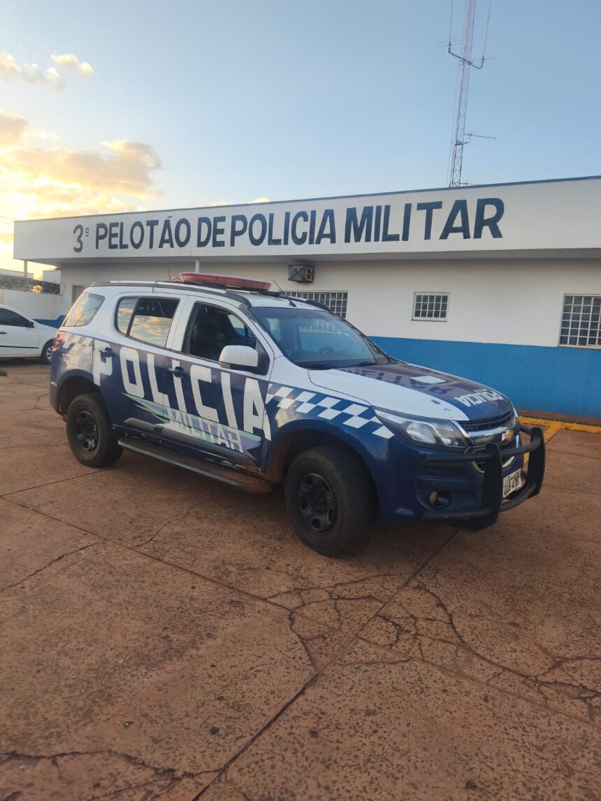 Policiais militares em frente a uma viatura, simbolizando a ação de cumprimento de mandado de prisão em Nova Alvorada do Sul.