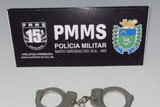 Policiais militares em operação em Nova Alvorada do Sul, com viatura ao fundo, após prisão de foragidos da justiça.