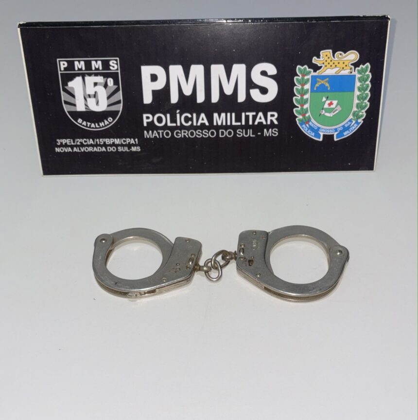 Policiais militares em operação em Nova Alvorada do Sul, com viatura ao fundo, após prisão de foragidos da justiça.