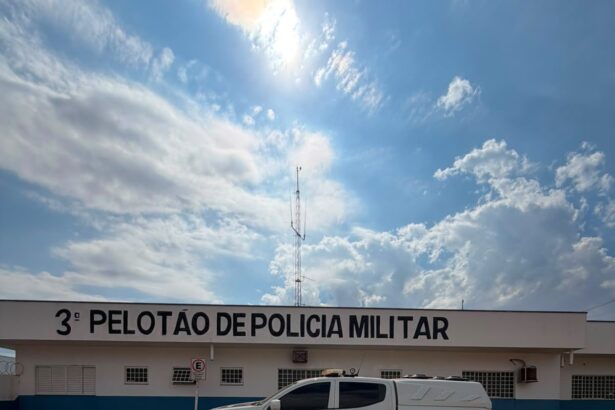 Policial militar em Nova Alvorada do Sul abordando motocicleta e recuperando veículo furtado durante operação de patrulhamento.