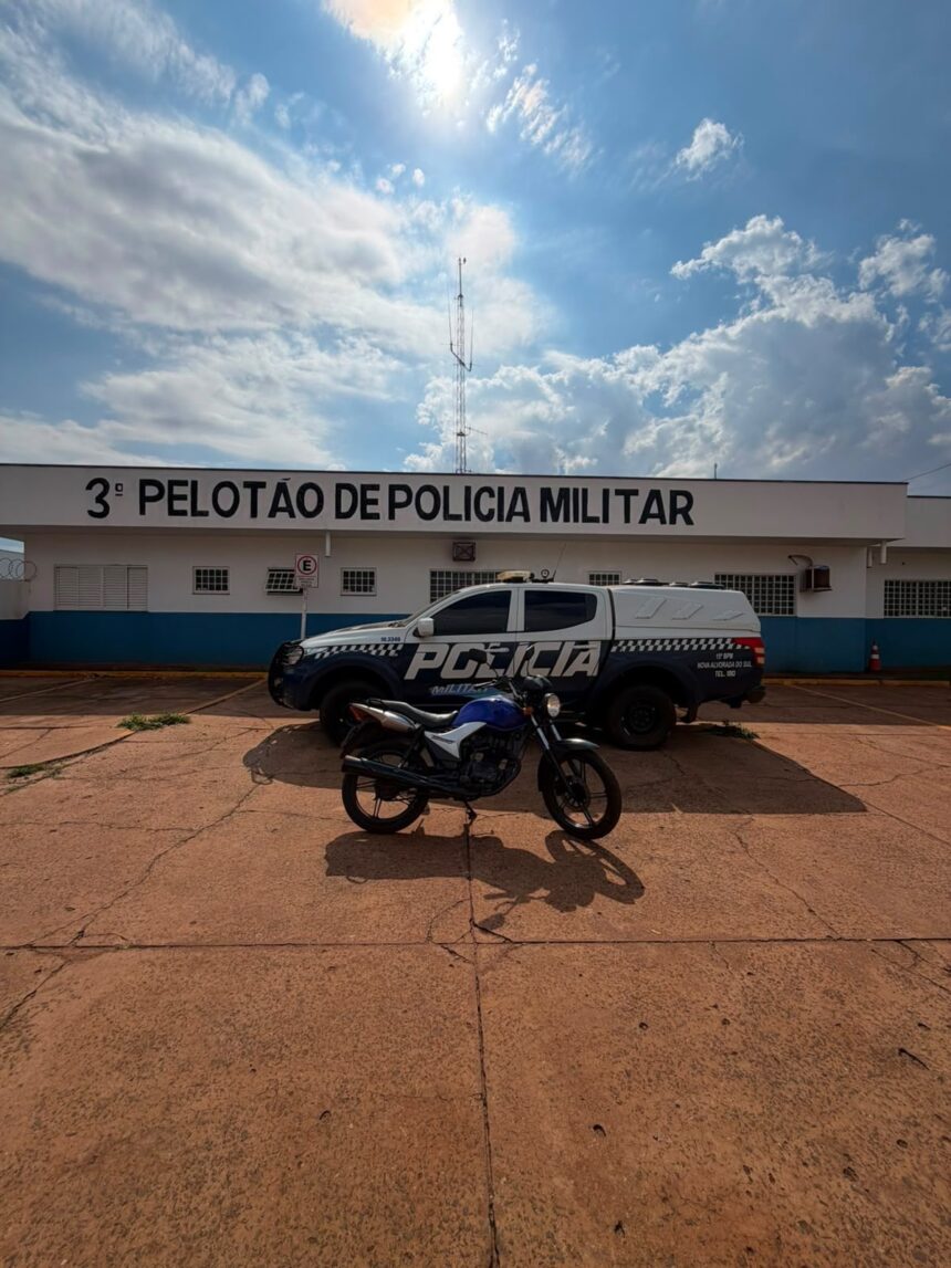 Policial militar em Nova Alvorada do Sul abordando motocicleta e recuperando veículo furtado durante operação de patrulhamento.