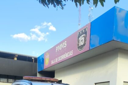 Viaturas da Polícia Militar em patrulhamento em Maracaju, com policiais em destaque.
