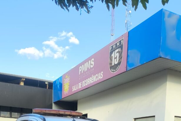 Viaturas da Polícia Militar em patrulhamento em Maracaju, com policiais em destaque.